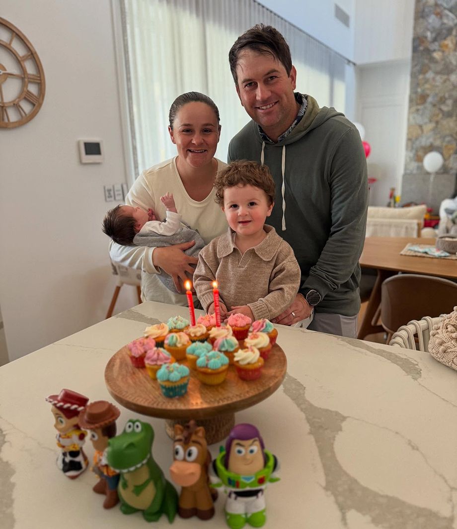 Эшли Барти с мужем, сыном и новорождённой дочерью