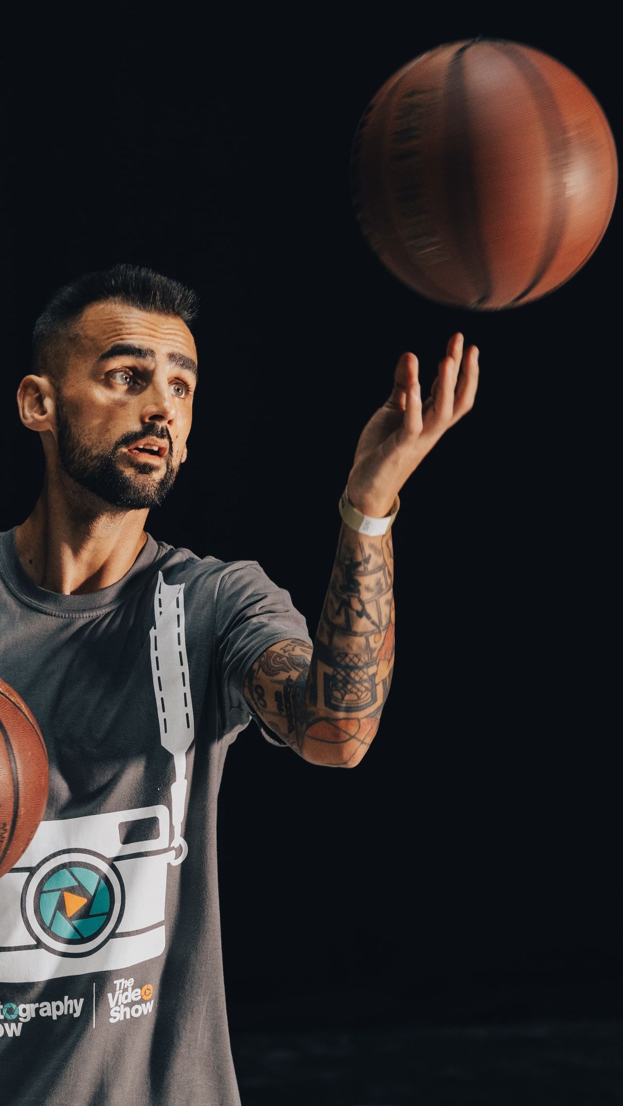 Итак, как научиться крутить баскетбольный мяч на пальце?