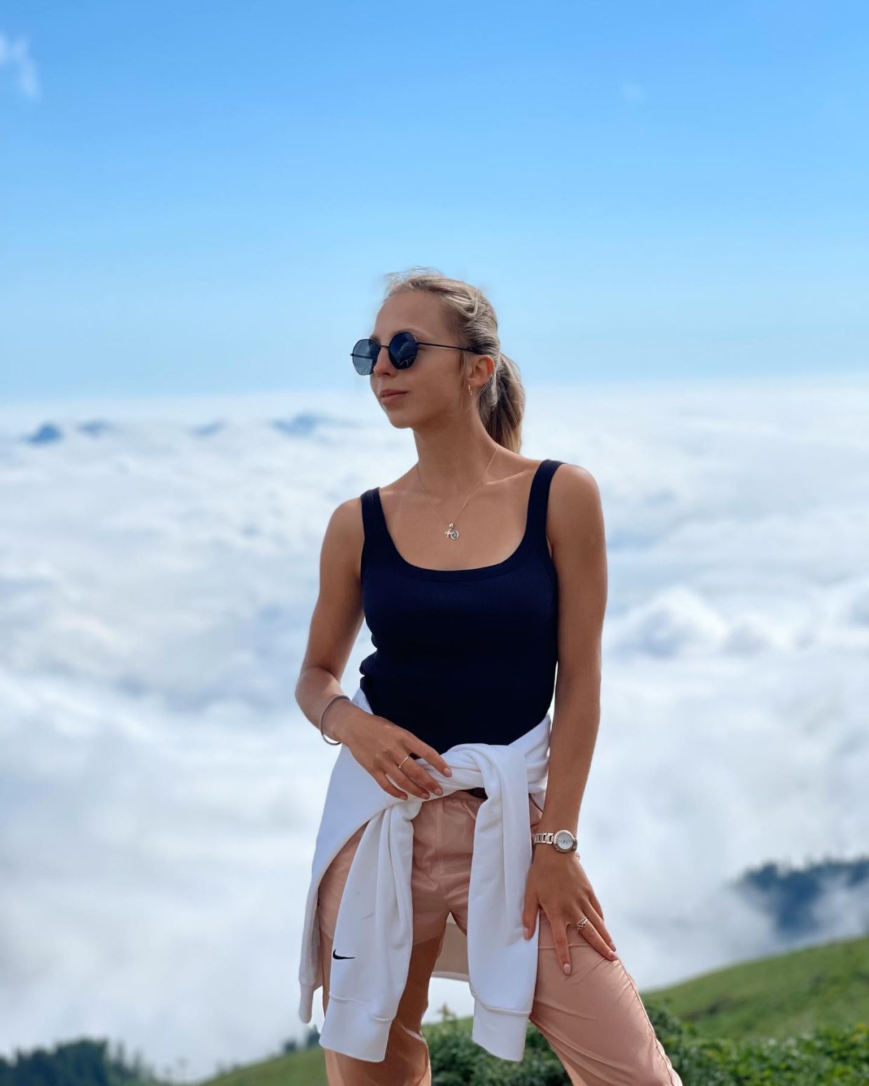 Роза Хутор женщина блондинка