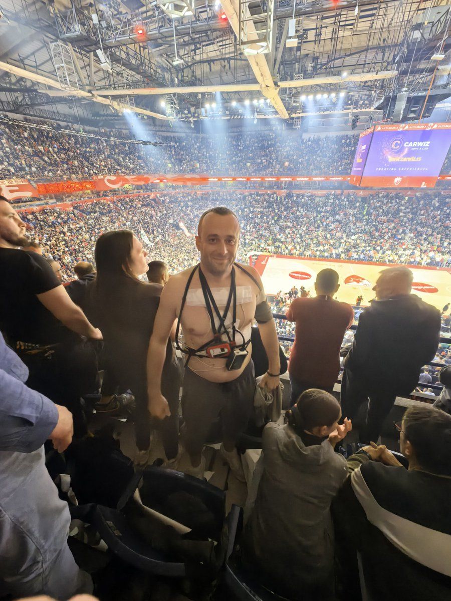 Azarkeş oyuna ürəyinə qoşulmuş cihazla gəldi - FOTO