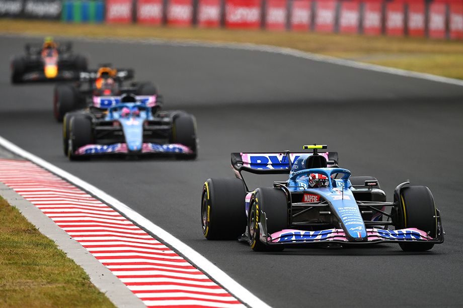 Эстебан Окон пока впереди Фернандо Алонсо