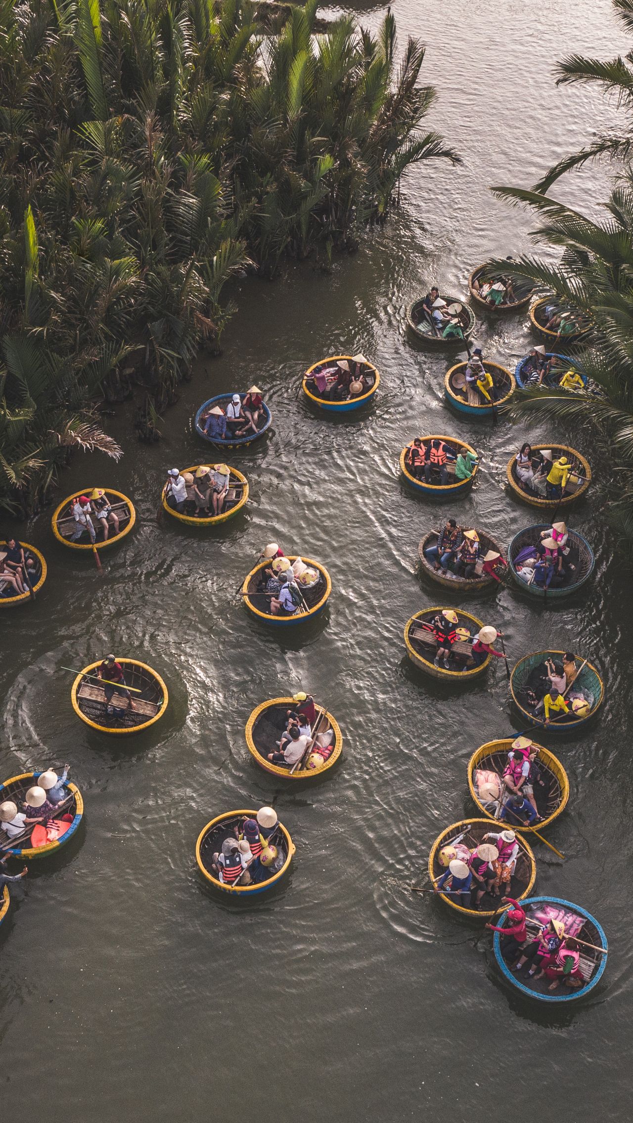 Катание на круглых лодках по реке сквозь тропический лес