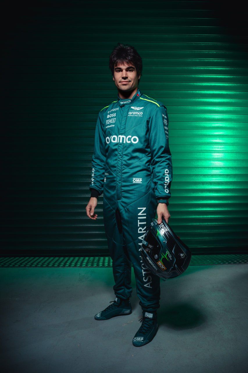 Пилоты «Астон Мартин» Алонсо и Стролл показали новые комбинезоны и ...