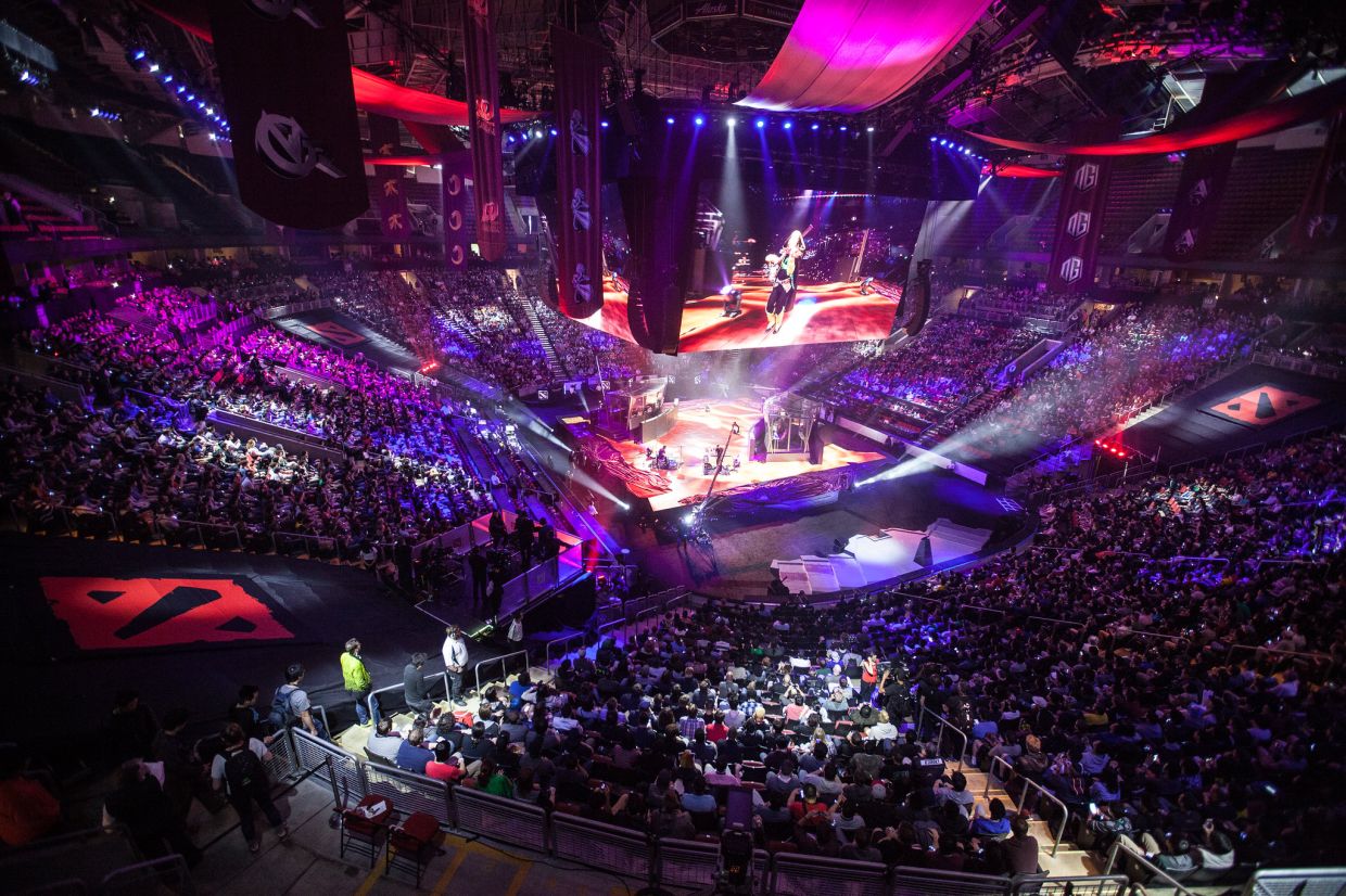 Выступление известной скрипачки Линдси Стирлинг на «Ки Арене» во время The International 2016