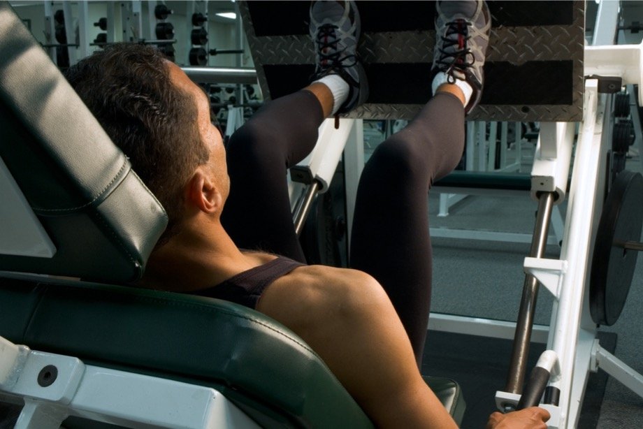 Тренировка ног и плеч для мужчин в тренажёрном зале — программа тренировок на мышцы ног и плеч