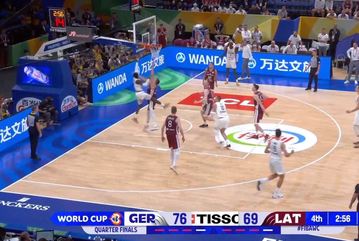 Лэй-ап Денниса Шрёдера