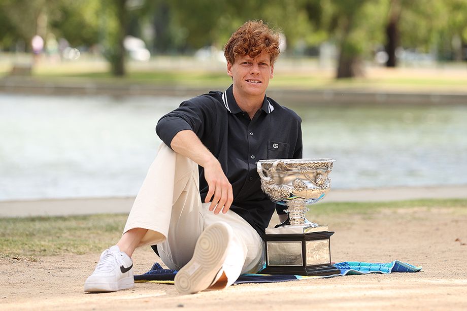 Янник Синнер с кубком Australian Open — 2025 Янник Синнер с кубком Australian Open — 2025