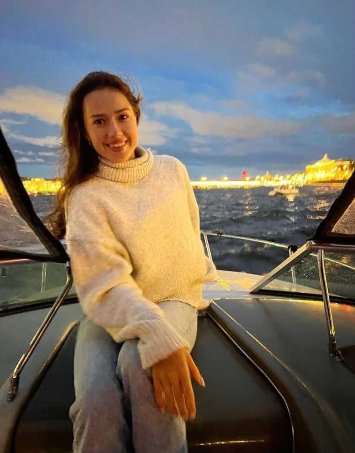Фигуристка Алина Загитова показывает пример контрастного по текстурам образа