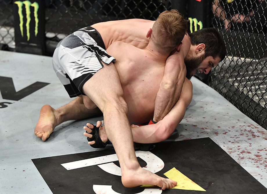 Дэн Хукер обвинил Ислама Махачева в жульничестве перед боем с Алексом Волкановски на UFC 284