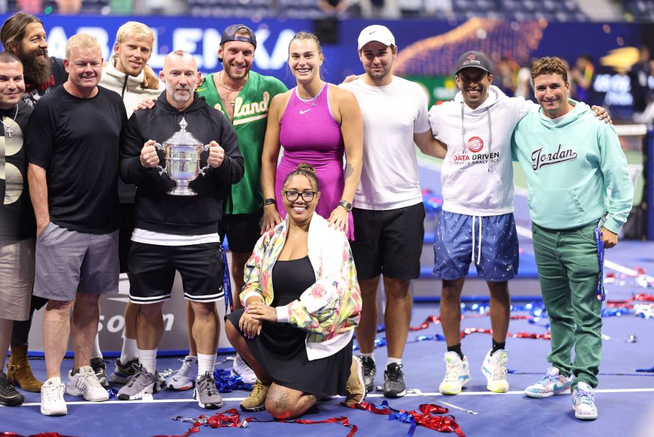 Команда Соболенко с трофеем US Open — 2024 Команда Соболенко с трофеем US Open — 2024