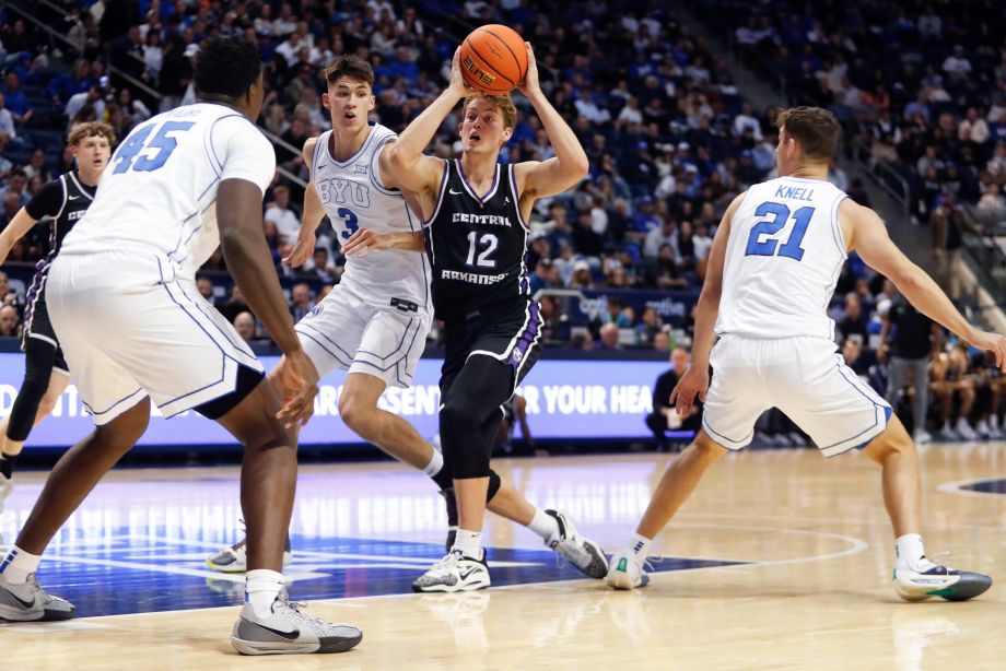 Егор Дёмин (№3) во время дебютного матча в NCAA