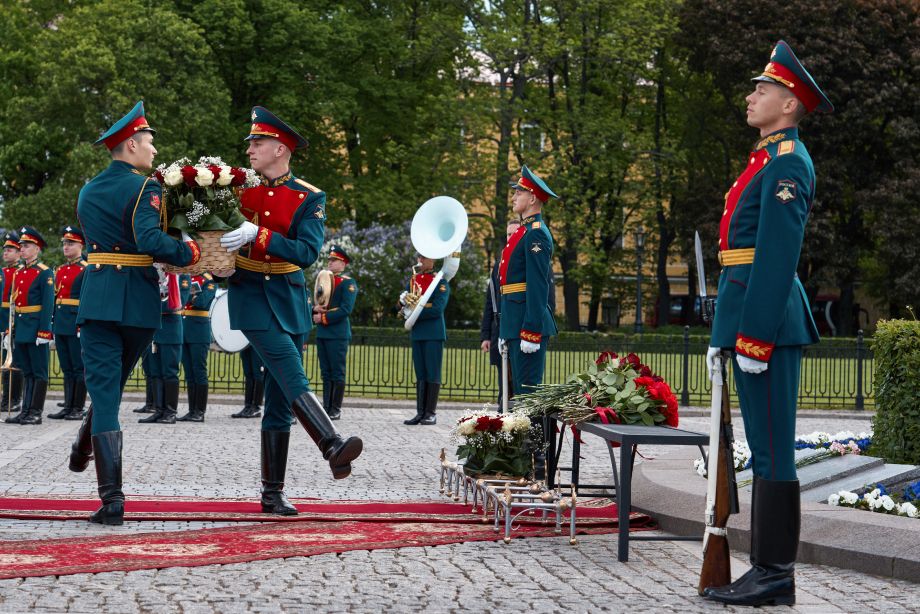 Торжественное возложение цветов к памятнику Петру I на Сенатской площади