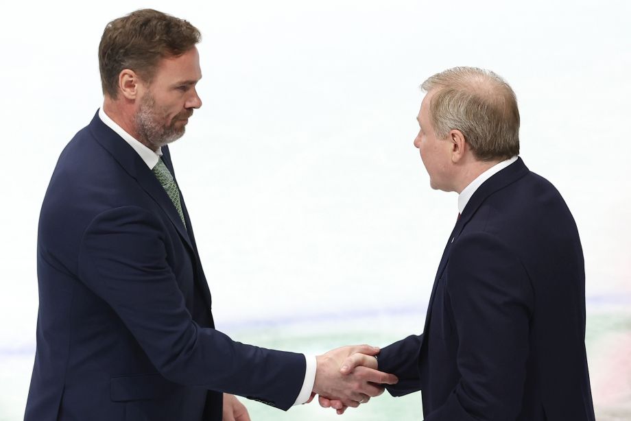 Рукопожатие Виктора Козлова и Алексея Жамнова после серии Рукопожатие Виктора Козлова и Алексея Жамнова после серии
