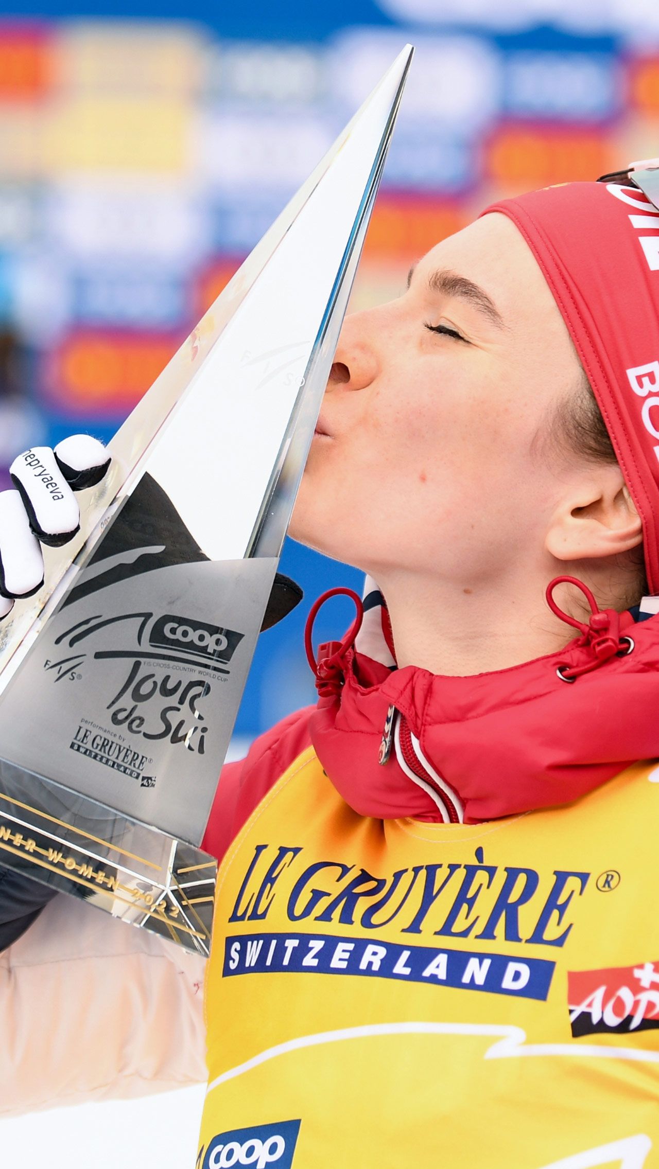 Также лыжница взяла «Большой хрустальный глобус» за победу в Кубке мира и стала первой россиянкой, выигравшей «Тур де Ски». За год у Непряевой скопилось много достижений, поэтому неудивительно, что не все были согласны с результатами голосования.