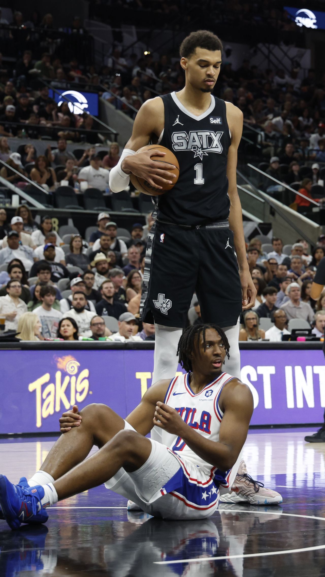 Центровой «Сан-Антонио» Виктор Вембаньяма сейчас проводит свой первый сезон в НБА и уже удивляет многих своей игрой как в защите, так и в нападении.