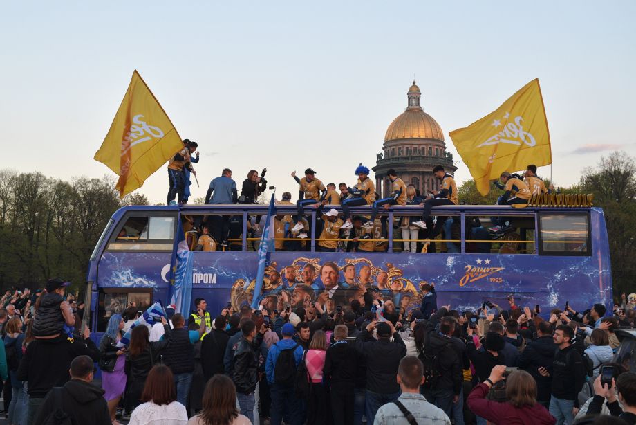 Золотой автобус зенита. Автобус фк зенит. Чемпионский автобус зенита 2024. Автобус зенит чемпионы. Чемпионский автобус зенита.