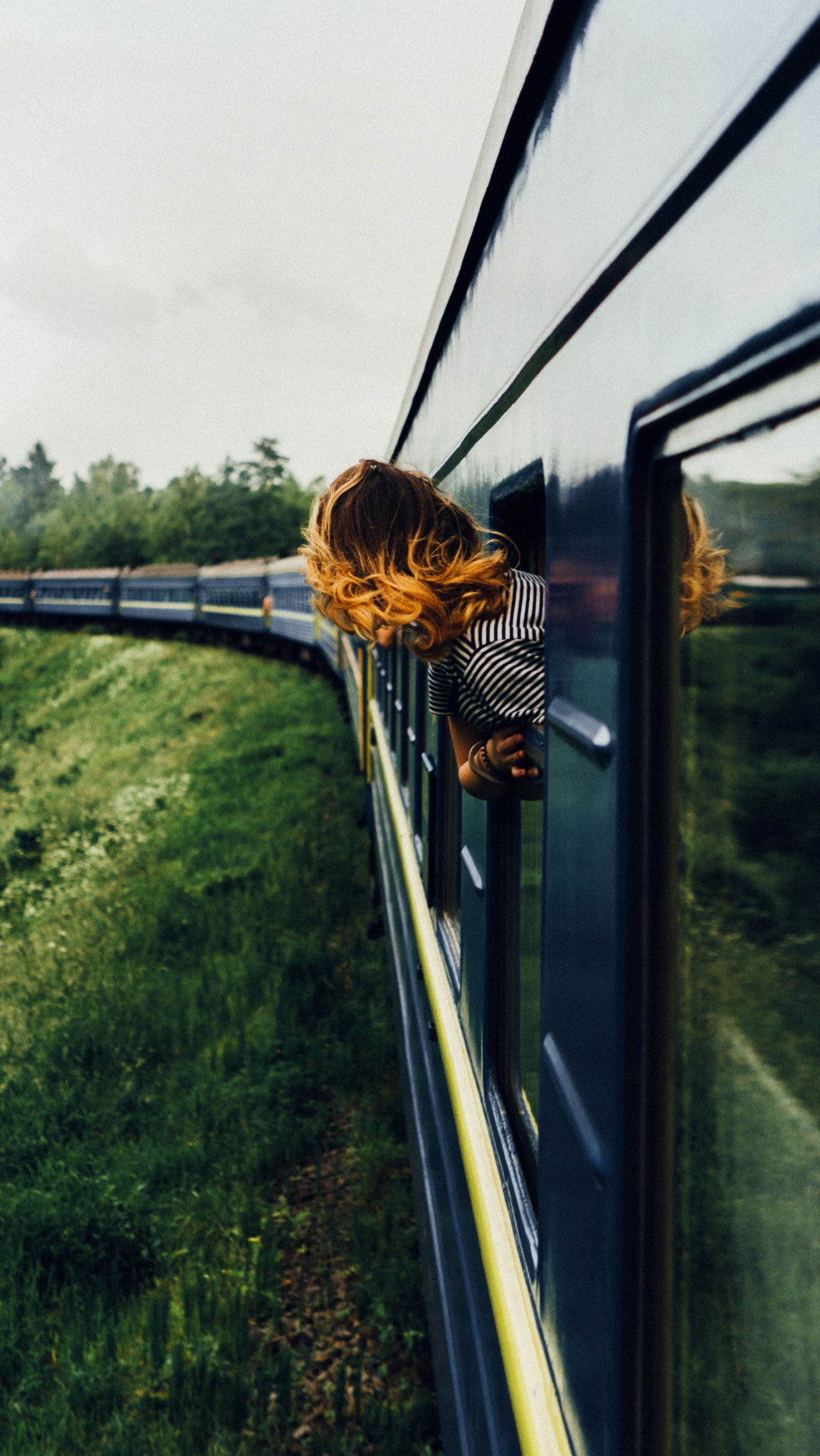 Поездка в открытом панорамном железнодорожном вагоне по захватывающему маршруту. Видео!