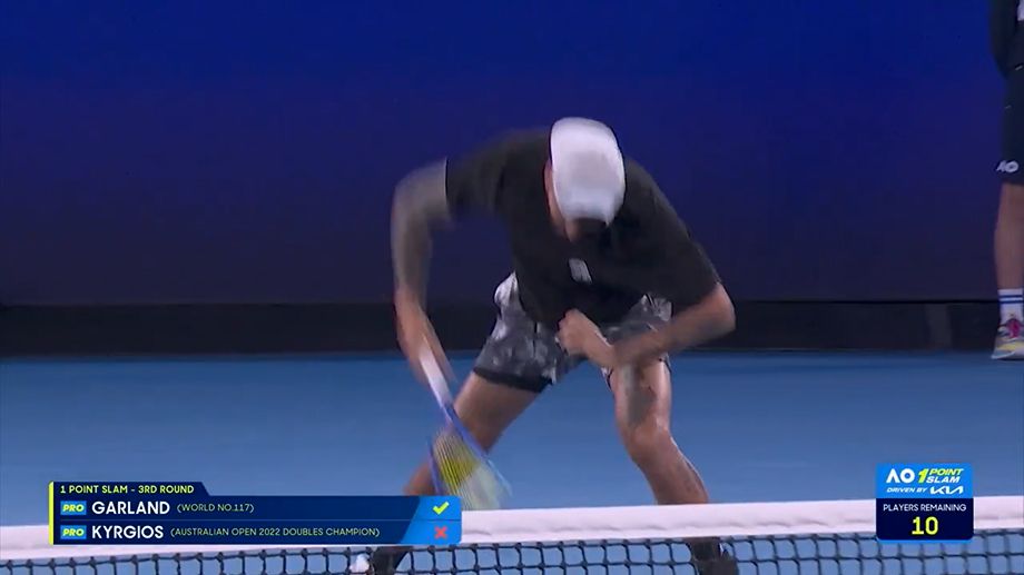 Ник Кирьос разбивает ракетку