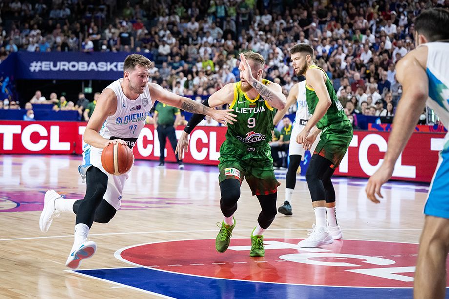 В стартовом матче чемпионата Европы по баскетболу Словения с помощью 14 очков Луки Дончича переиграла Литву