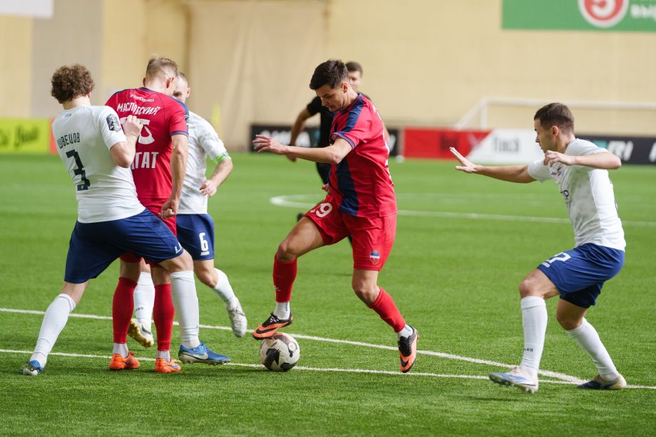 Вячеслав Кротов (в центре) в «Енисее»