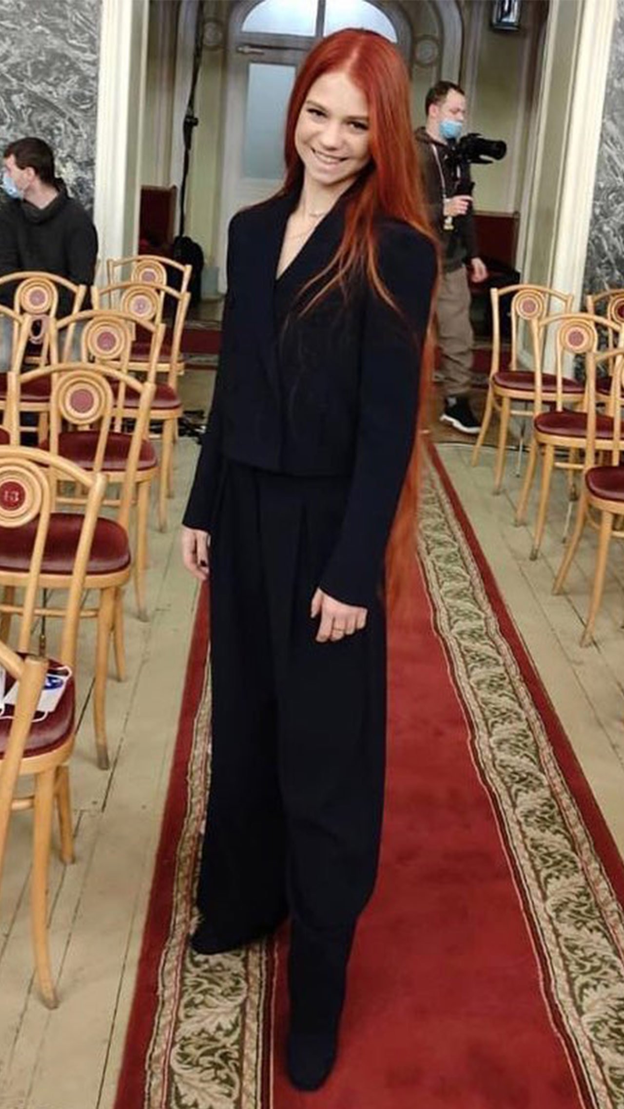 Александра Трусова пришла на жеребьёвку в элегантном брючном костюме.