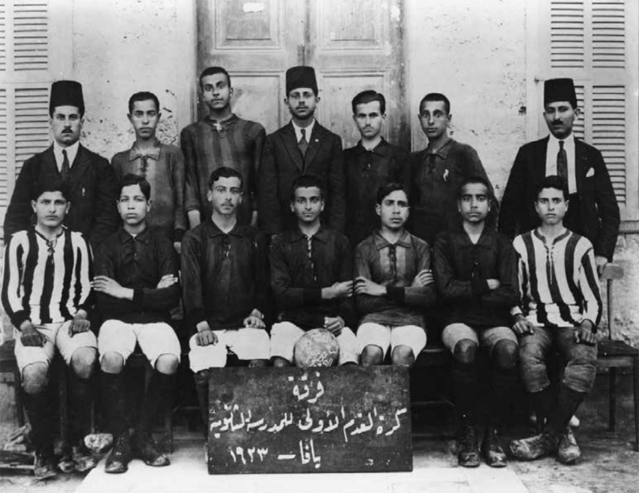 El principal equipo de fútbol de Amiria High School.  Jaffa, 1923