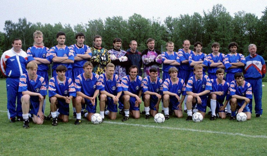 Сборная России перед Евро-1996. Ещё все улыбаются Сборная России перед Евро-1996. Ещё все улыбаются