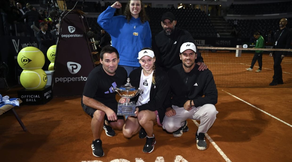 Фото: необычная традиция сестры Елены Рыбакиной на фотографиях с трофеями  WTA-1000 - Чемпионат