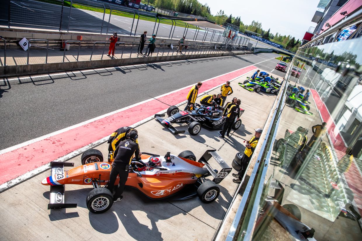Болиды SMP F4 на пит-лейне