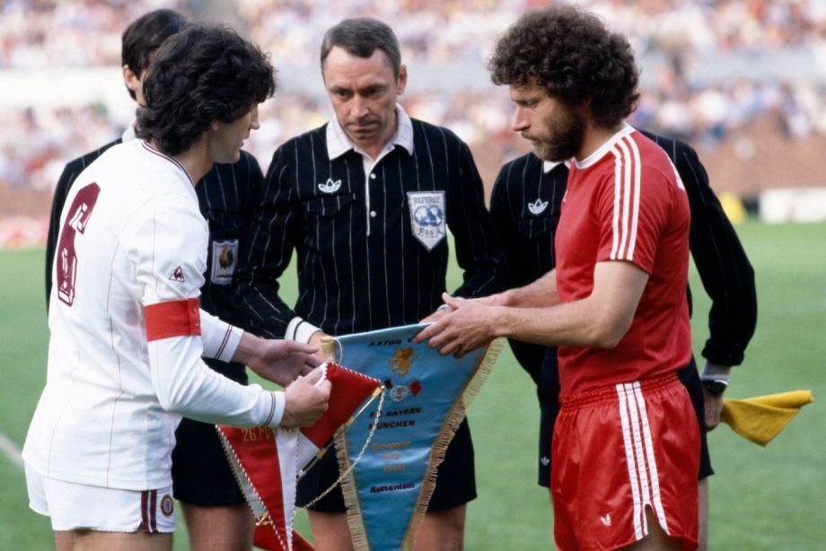 Капитаны команды обмениваются вымпелами перед финалом КЕЧ-1982 Капитаны команды обмениваются вымпелами перед финалом КЕЧ-1982