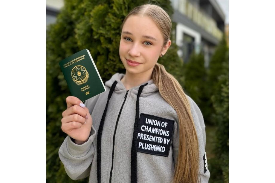 Вероника Жилина с паспортом Азербайджана
