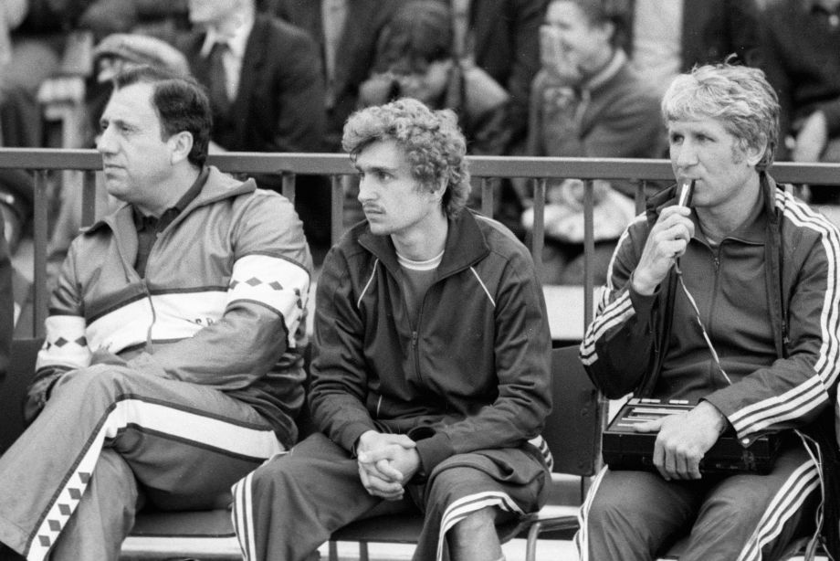 Фёдор Черенков наблюдает за матчем со скамейки запасных. 1985 год Фёдор Черенков наблюдает за матчем со скамейки запасных. 1985 год
