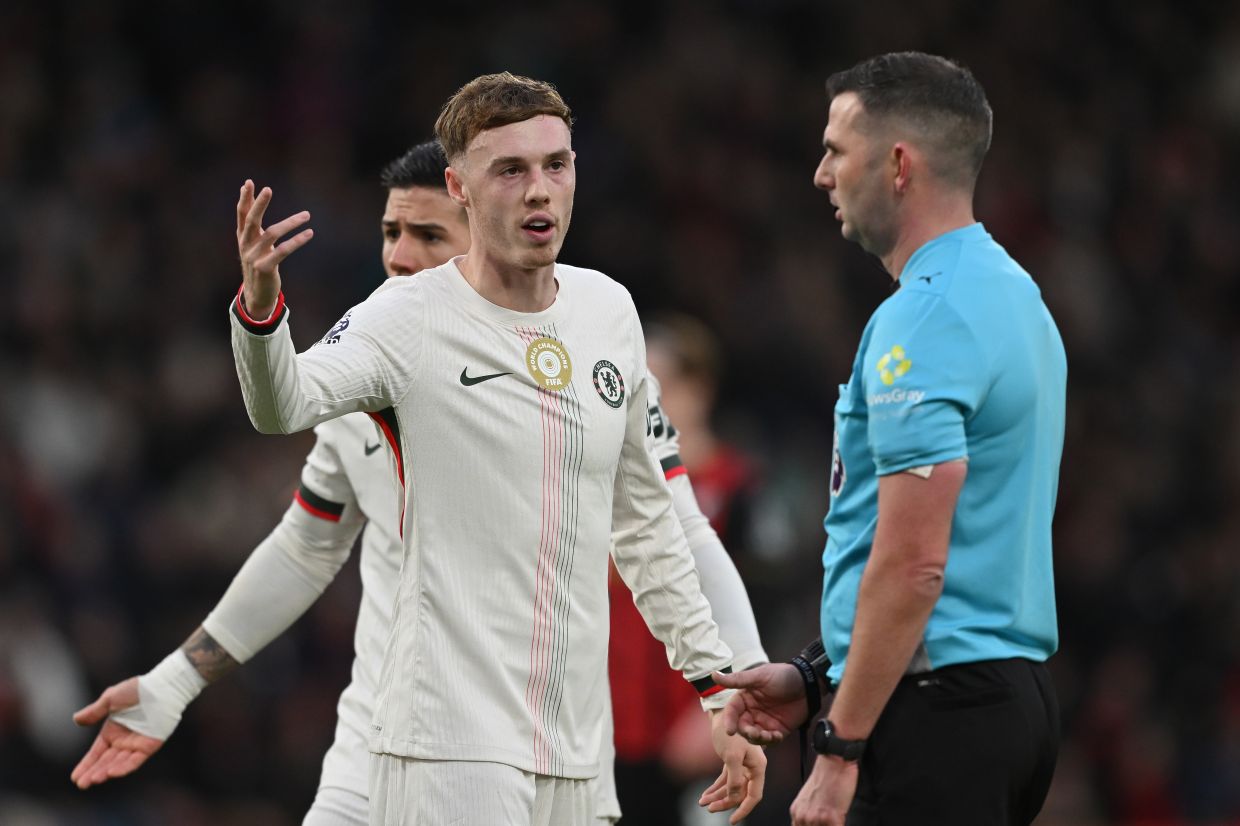 Коул Палмер спорит с арбитром