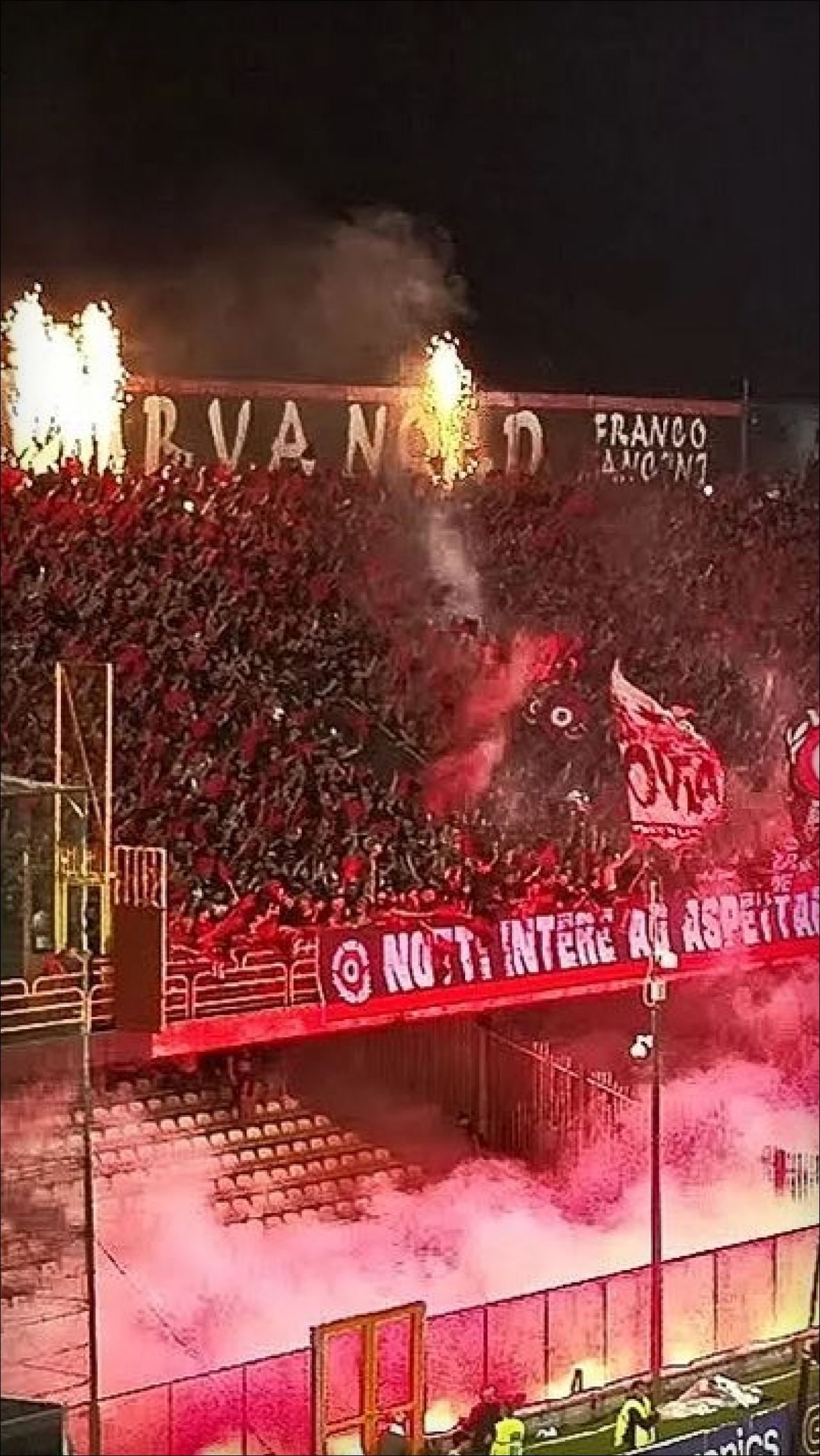 Фанаты сожгли стадион соперника в Италии