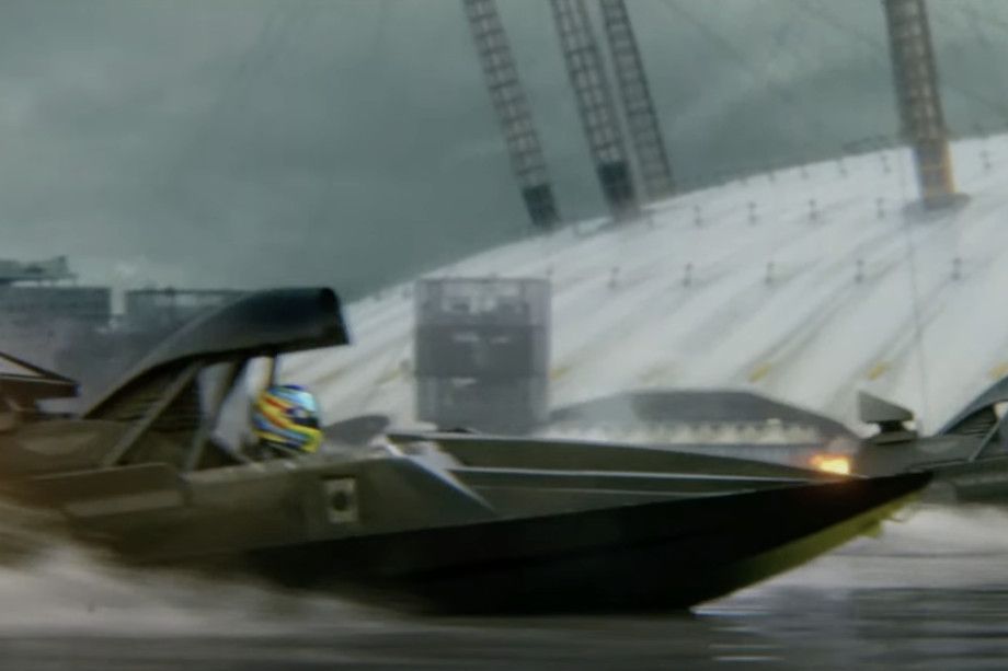 Алонсо добирается на катере к месту проведения F1 75 Live