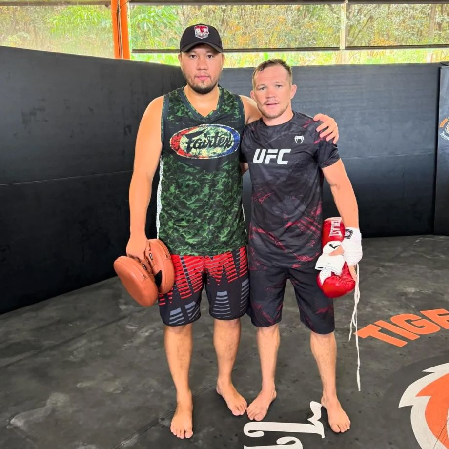 Пётр Ян (справа) в зале в Таиланде