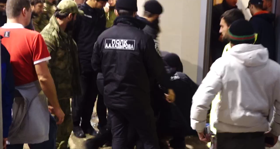 Кадыров избивает в сизо. Футбольный фанат избил полицию.