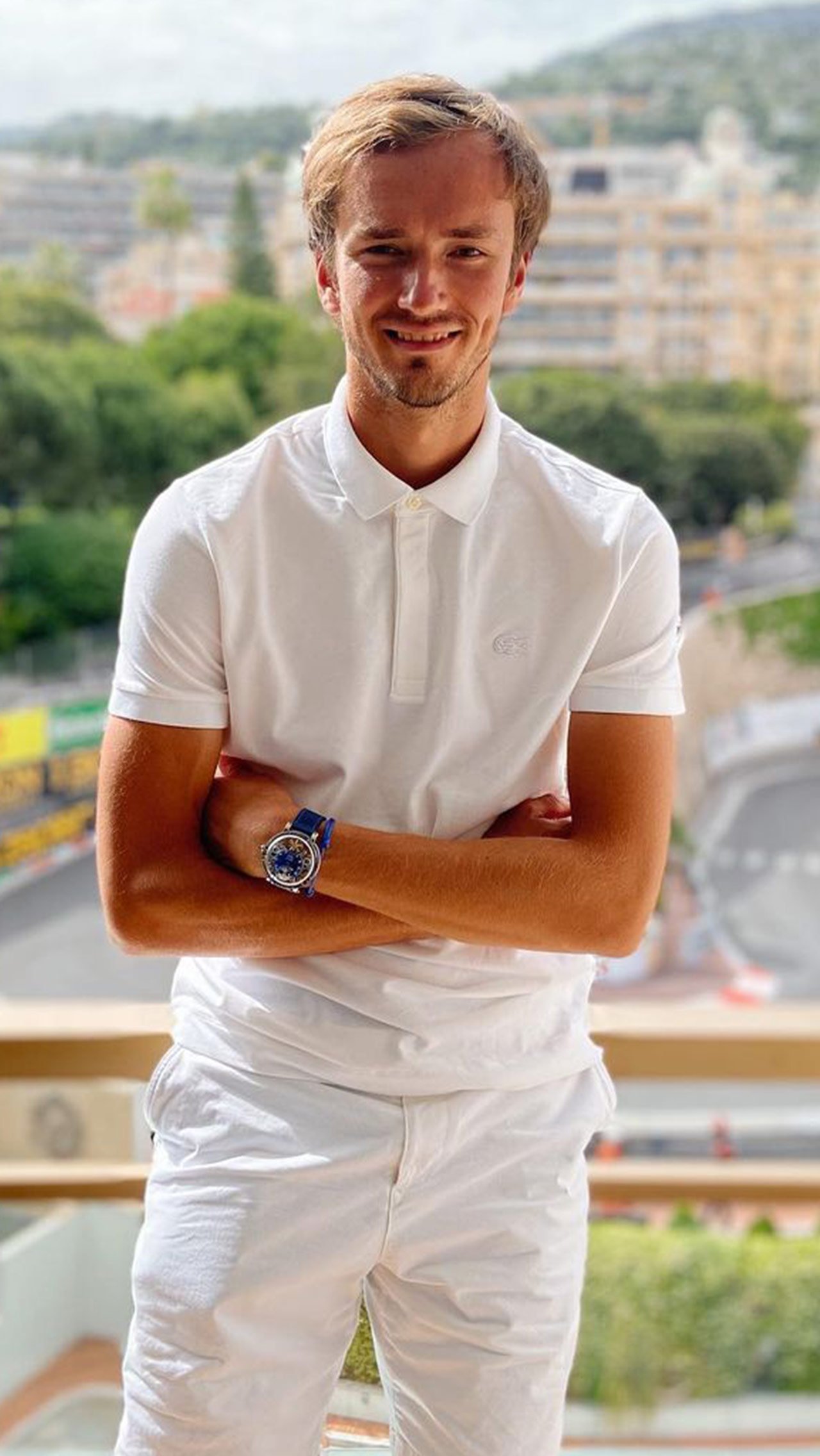 Даниил неровно дышит к автогонкам. А учитывая, что он проживает в Монако, иногда ему удаётся увидеть «Королевские гонки» чуть ли не выходя из дома. Так в мае 2021 года Медведев сфотографировался на фоне знаменитой шпильки «Гранд-Отель».