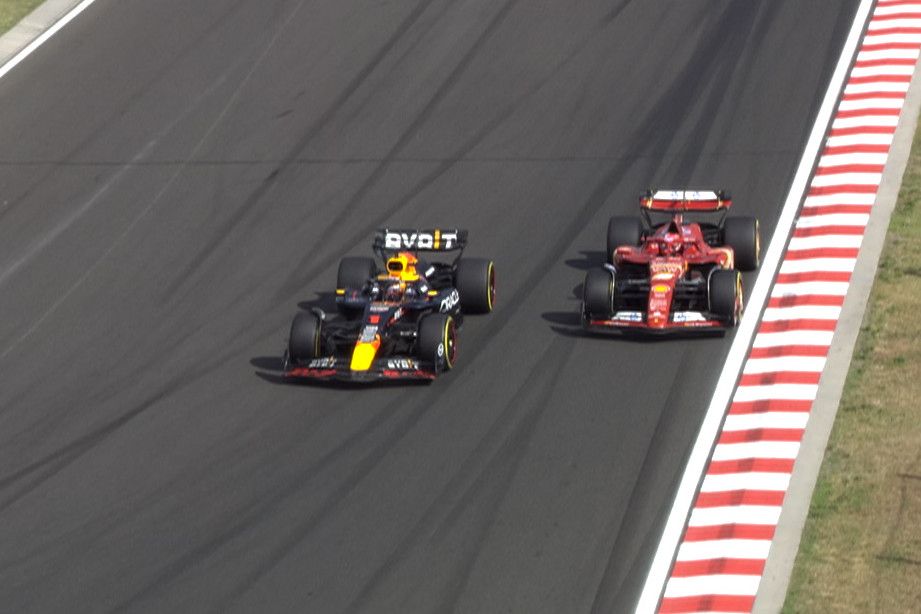 Ферстаппен обгоняет Леклера