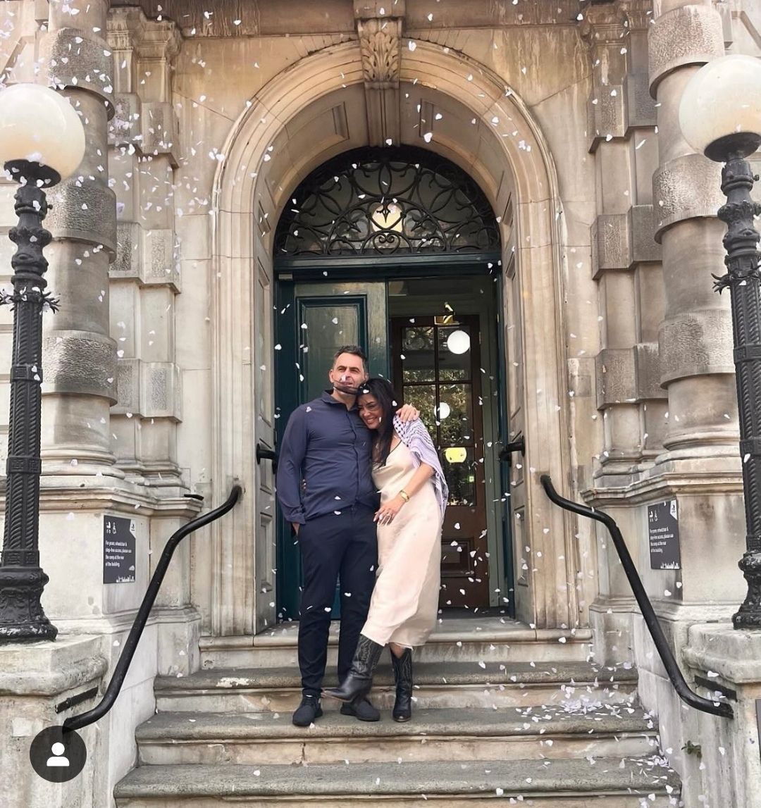 Қара жігіт әйелін күйеуінің көзінше сиқыған.