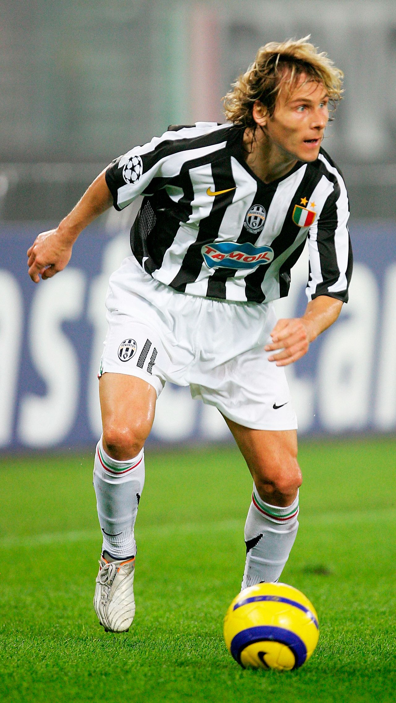 Павел Недвед считается одним из сильнейших полузащитников своего времени, был удостоен «Золотого мяча» 2003 года как лучший игрок сезона в мире.