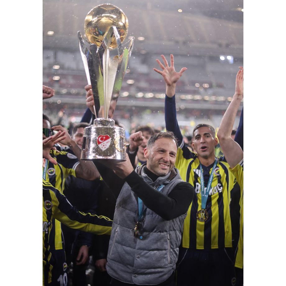 Доменико Тедеско с трофеем Суперкубка Турции