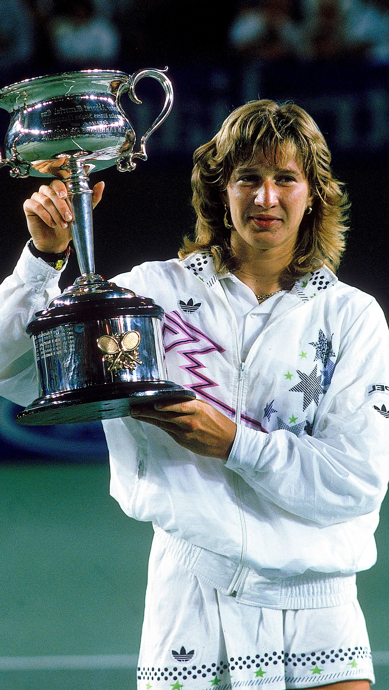 В Открытую эру сразу пять теннисисток выигрывали AO трижды подряд: Маргарет Корт, Ивонн Гулагонг, Штеффи Граф, Моника Селеш и Мартина Хингис.