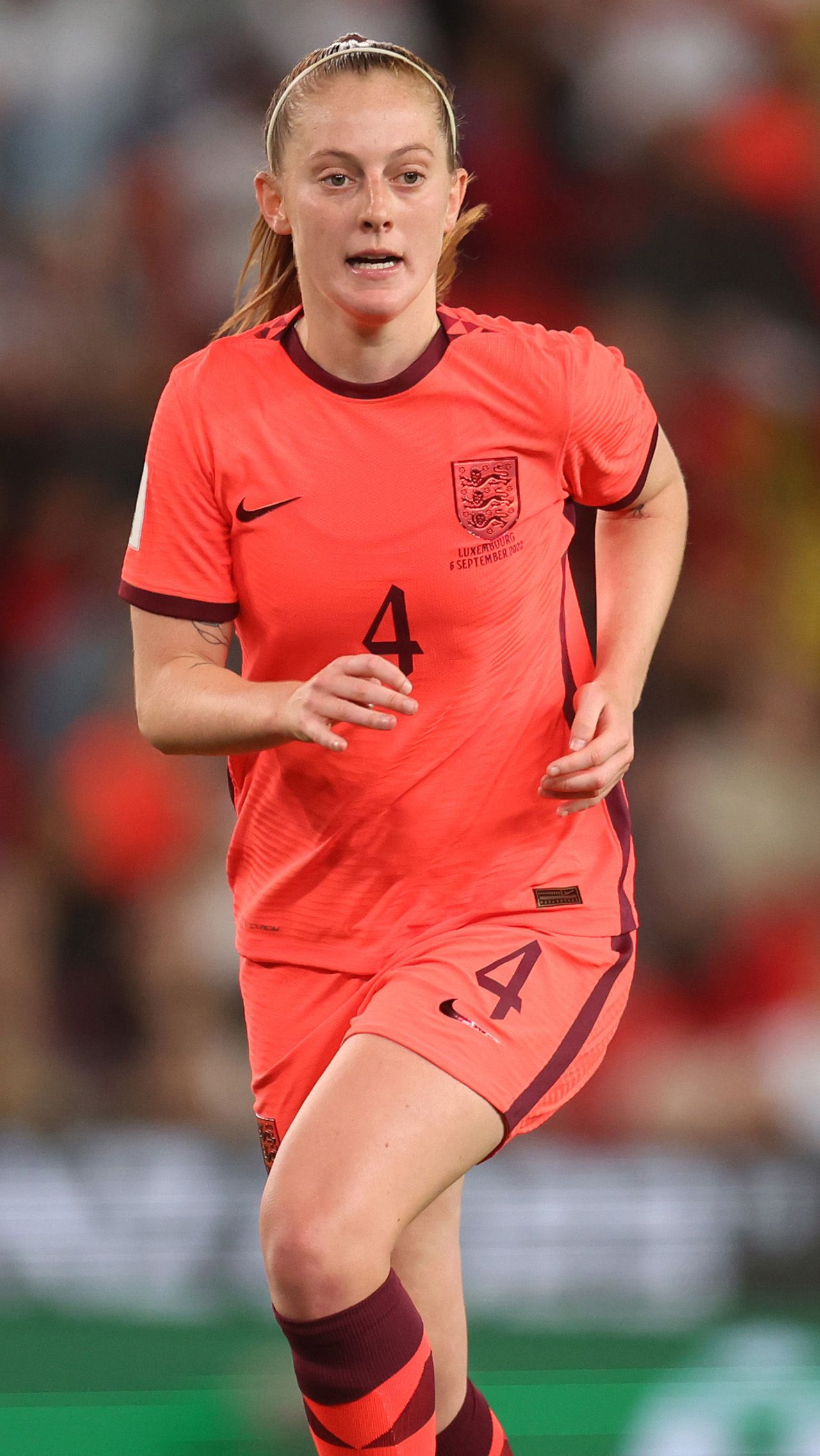Кира Уолш — 25-летняя полузащитница сборной Англии, действующая чемпионка Европы. Она была признана MVP финала Евро-2022 с Германией. Хавбек играла за «Манчестер Сити» с 2014 года, завоевав восемь трофеев. Женская Ла Лига должна была стартовать 10 сентября, но 1-й тур был перенесён.