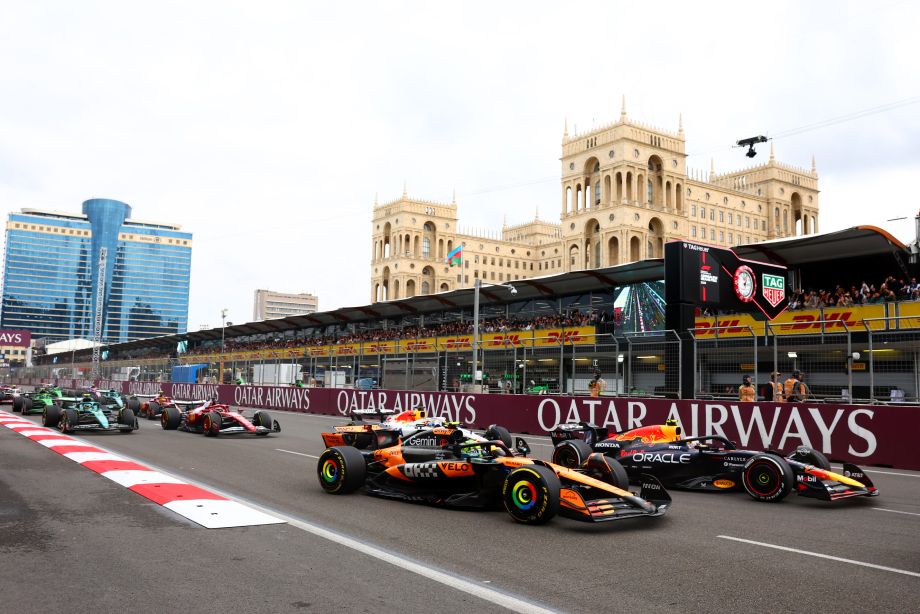 Норрис бок о бок с Цунодой на старте гонки в Баку