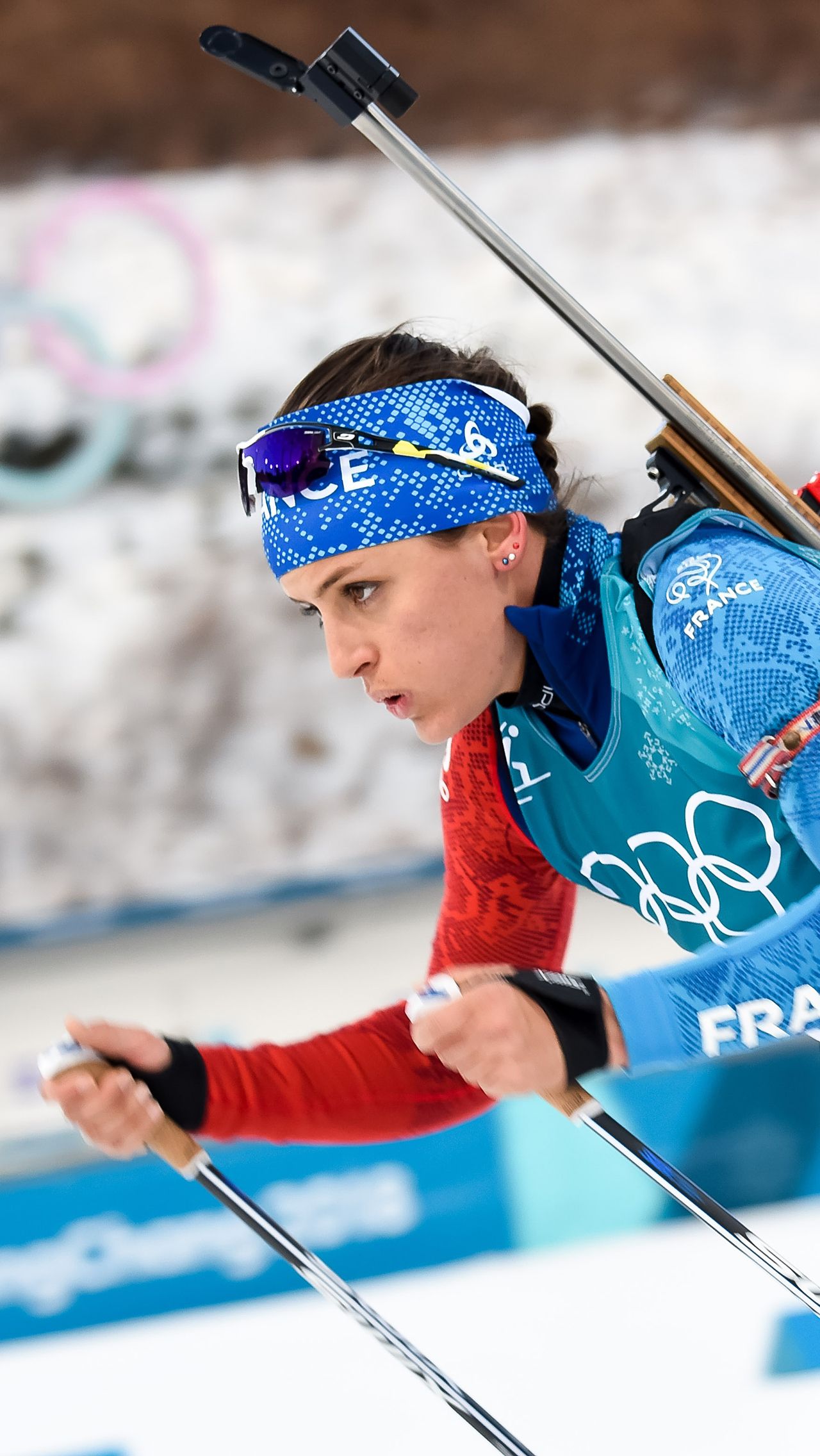 Призёр ЧМ по биатлону — 2017 и обладательница медалей Кубка мира Селия Эмонье на Олимпиаде-2014 представляла сборную Франции в лыжных гонках, а также выступала на лыжных ЧМ в 2013 и 2015 году.