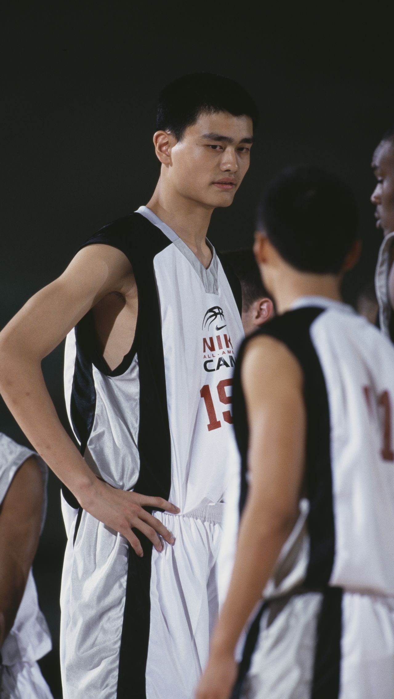 В 1997 году легендарному китайскому баскетболисту Яо Мину было всего лишь 17 лет. Но это не помешало ему стать почётным участником двусторонки, которую организовал сам Майкл Джордан.
