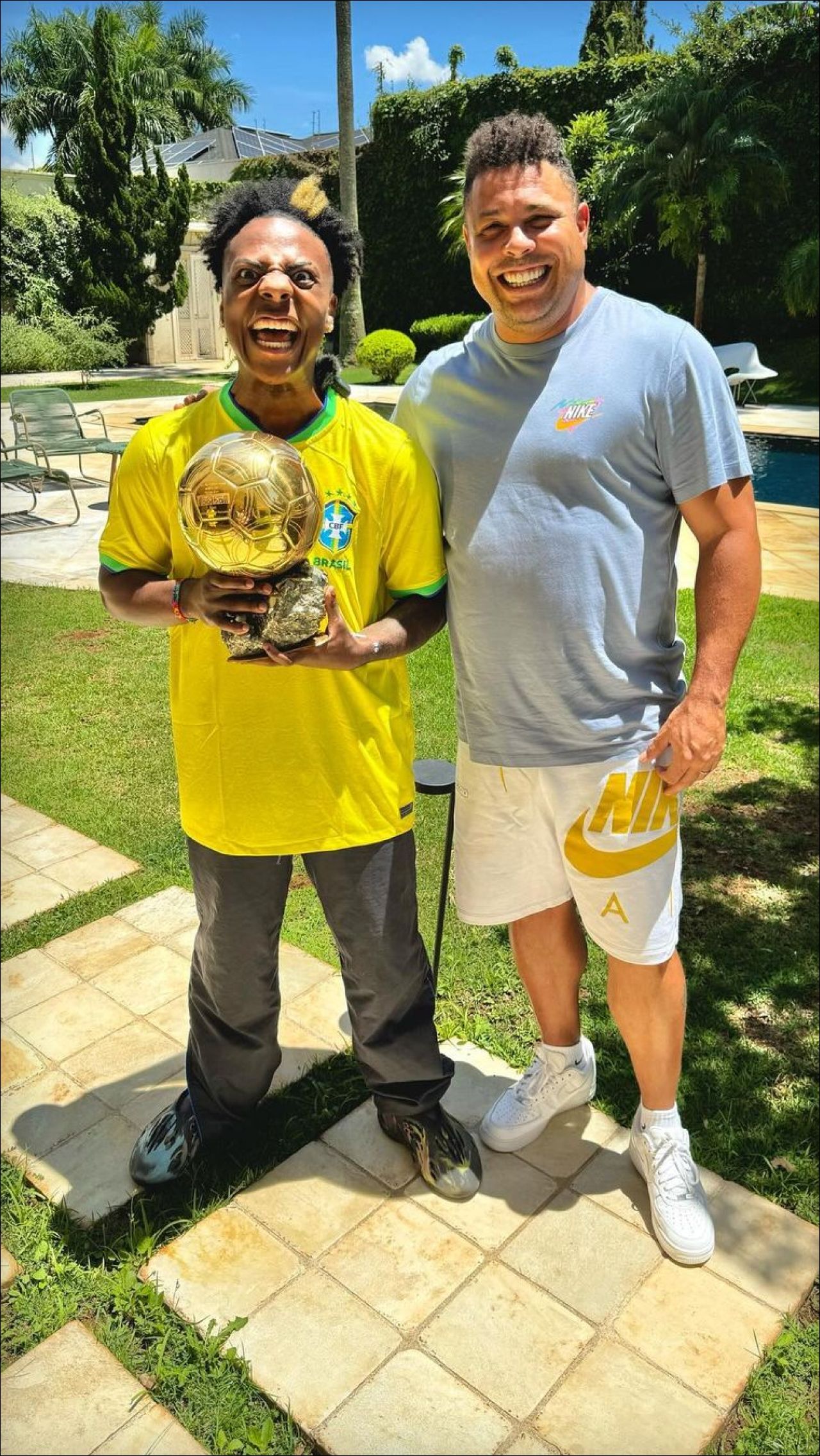 Роналдо дал блогеру «Золотой мяч». Видео реакции