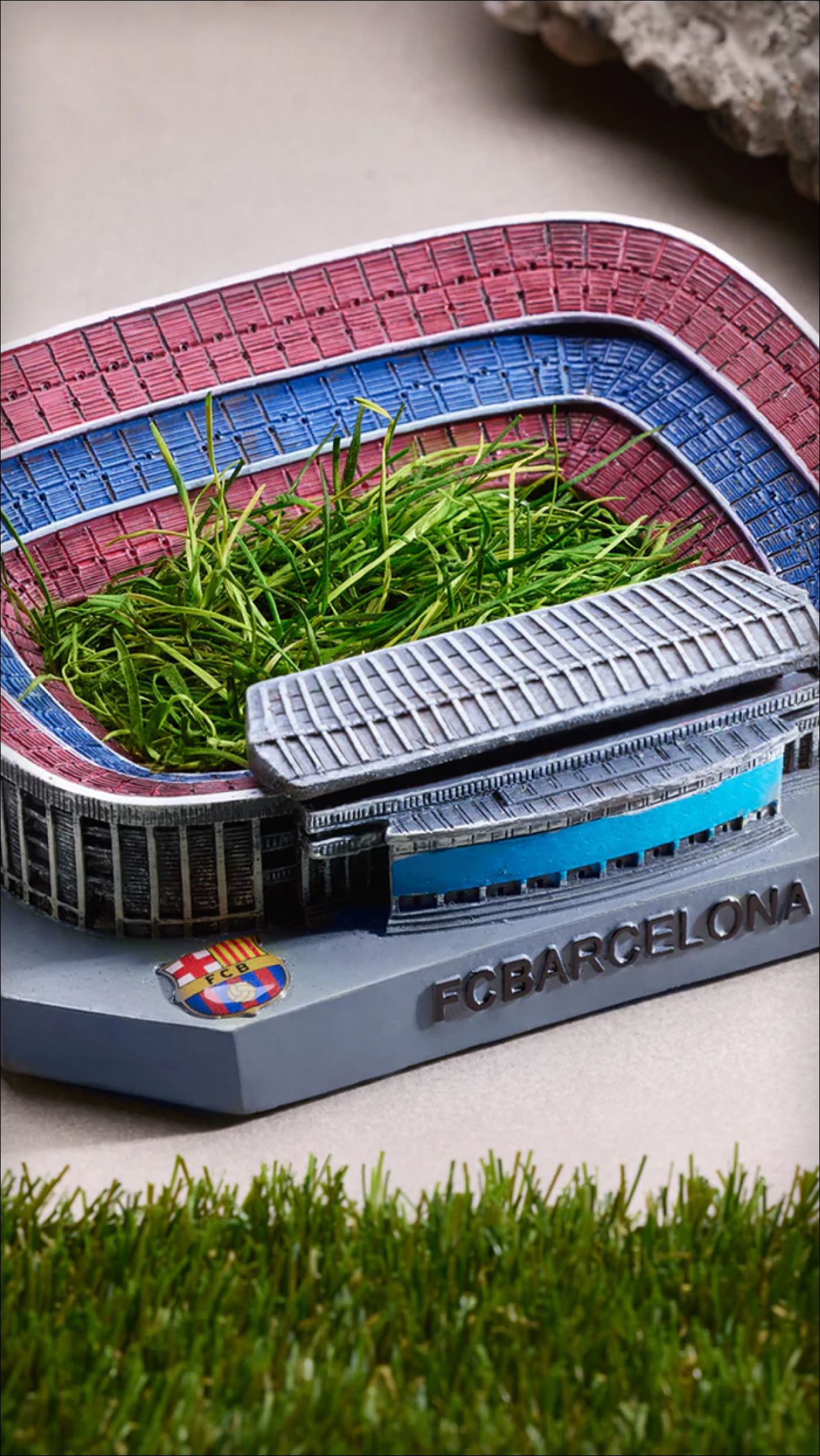 «Барселона» продаёт куски газона с «Камп Ноу»!
