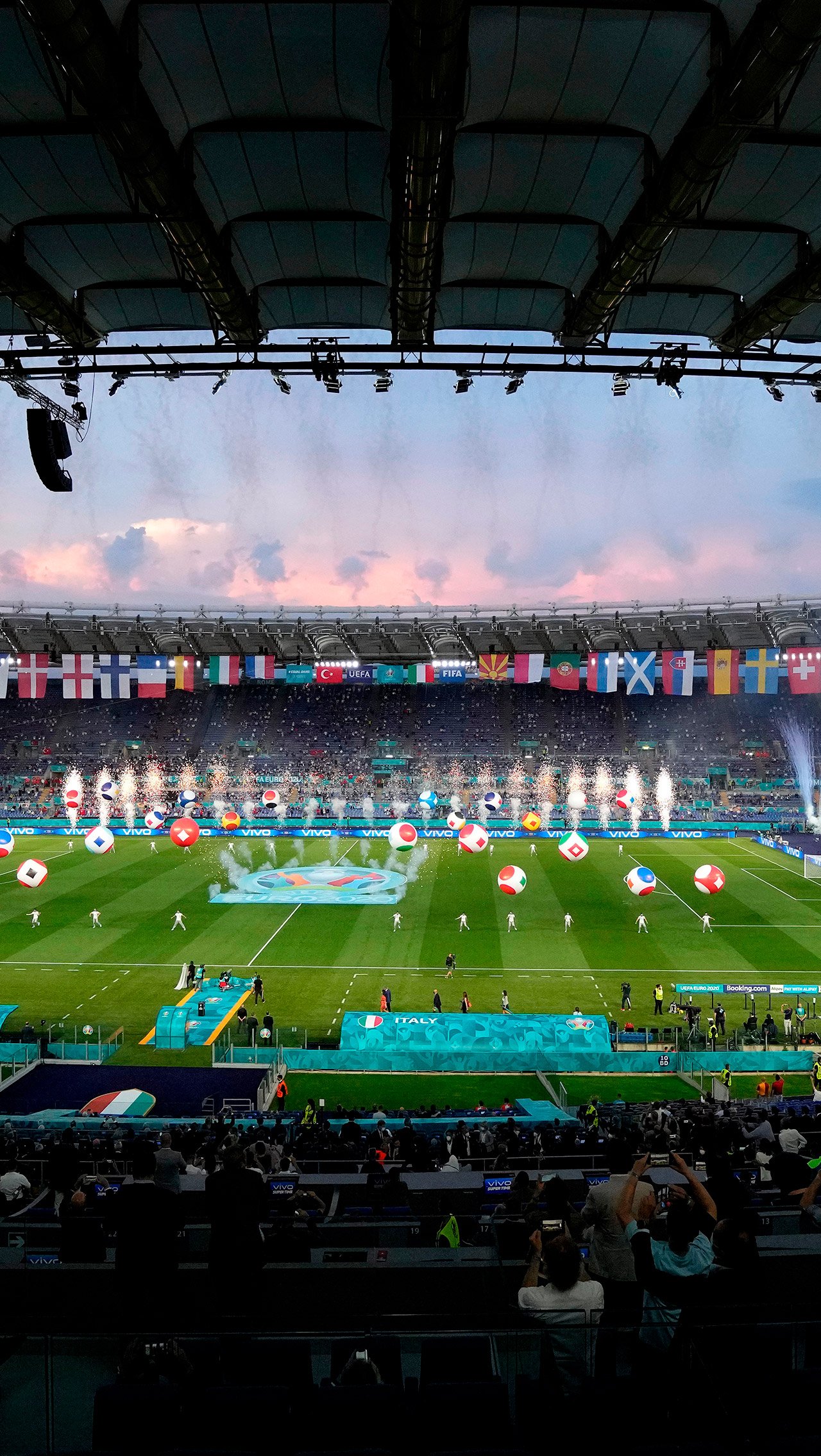 Турнир открылся лаконичной церемонией. Каждый шар — флаг страны-участницы чемпионата Европы.